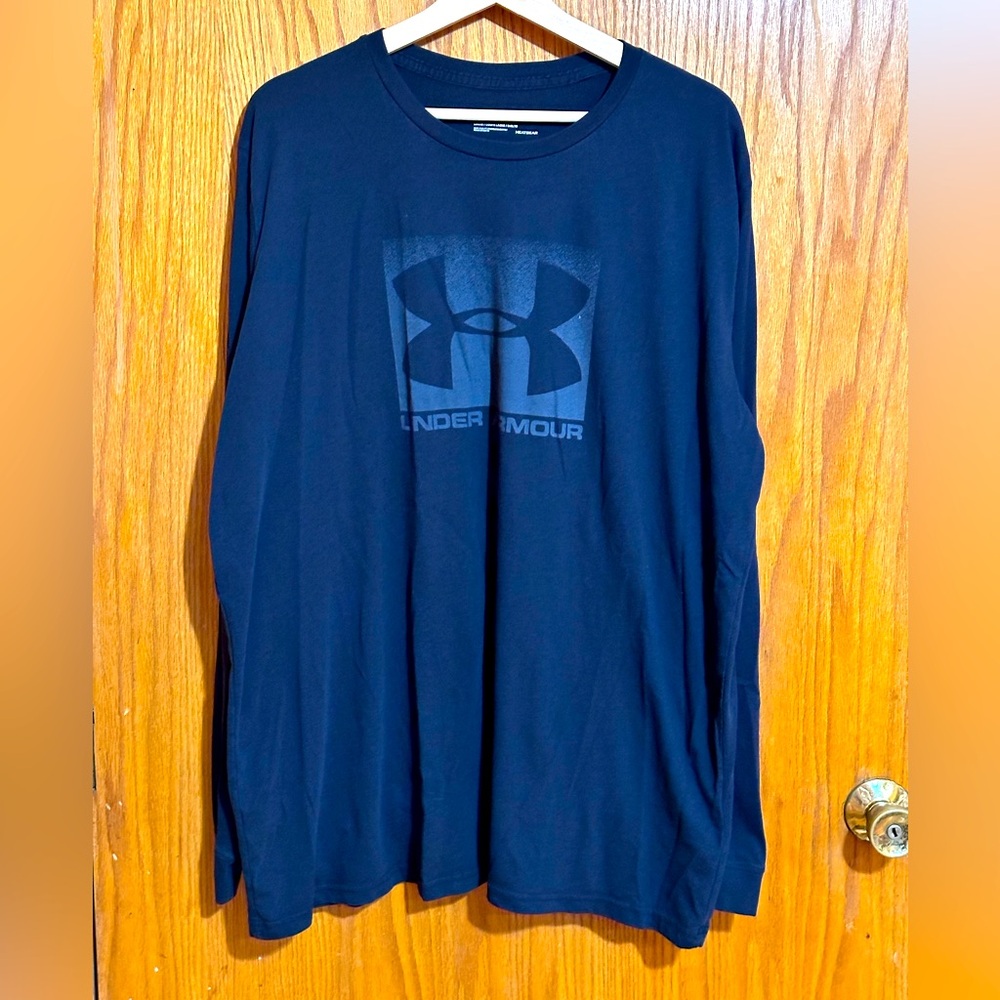 Under Armour men’s sz XL navy long sleeve tshirt